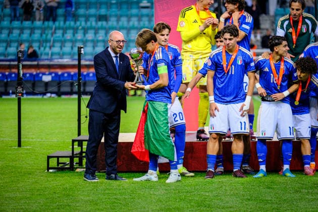 UEFA Under-17 European Championship, EM, Europameisterschaft Estonia 2026 Edoardo Biondini of Italy U-17 national team, Nationalteam receving the trophy after winning the European Championship during the UEFA Under-17 European Championship Final match between Italy U-17 vs Belgium U-17 national teams, Tallinn Estonia 07.06.2026 Tallinn A Le Coq Arena Estonia Copyright: xMaurixLevandix