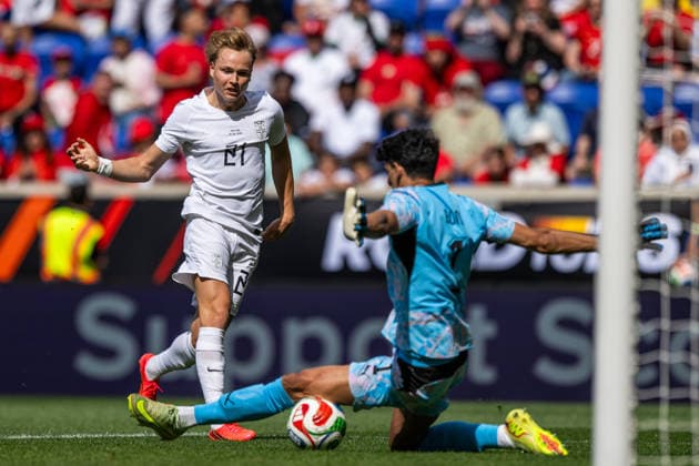 260607 Andreas Schjelderup of Norway and goalkeeper Yassine Bounou of Morocco during the international friendly football match between Morocco and Norway ahead of the FIFA World Cup 2026 on June 7, 2026 in New Jersey Photo Vegard Grott BILDBYRAN kod VG VG0943 bbeng fotboll football soccer fotball fifa world cup vm fotball vm precamp pre camp träningslandskamp privatlandskamp landskamp international friendly norge norway marocko morocco marokko  Copyright: VEGARDxGRoTT BB260607VG048