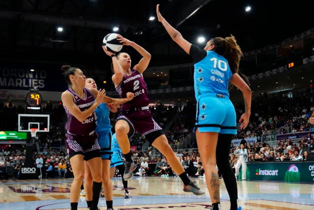 June 7, 2026, Toronto, On, CANADA: Toronto Raptors forward Jonathan Mogbo (2) takes a jump shot over Chicago Sky center Kamilla Cardoso (10) as her teammate Maria Conde, left, looks on during first half WNBA, Basketball Damen, USA action in Toronto, Sunday, June 7, 2026. Canada News - June 7, 2026  - ZUMAc35_ 20260607_zaf_c35_021 Copyright: xFrankxGunnx