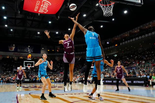 June 7, 2026, Toronto, On, CANADA: Toronto Tempo s Teonni Key (7) and Chicago Sky center-forward Elizabeth Williams (1) battle for a rebound during first half WNBA, Basketball Damen, USA action in Toronto, Sunday, June 7, 2026. Canada News - June 7, 2026  - ZUMAc35_ 20260607_zaf_c35_024 Copyright: xFrankxGunnx