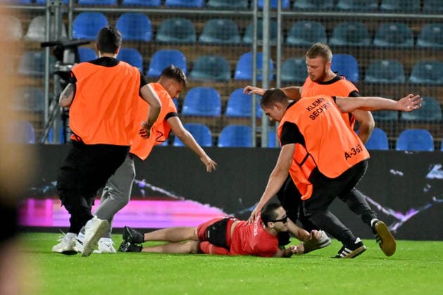 VARAZDIN, CROATIA - JUNE 07: Fans in pitch during the International men’s football Friendly match between Croatia and Slovenia at Stadium Varteks, Varazdin on June 07, 2026 in Varazdin, Croatia. (Photo by Igor Kupljenik Sports Press Photo).  Copyright: xIgorxKupljenikx xSPPx Sportspressphoto_SPR163077