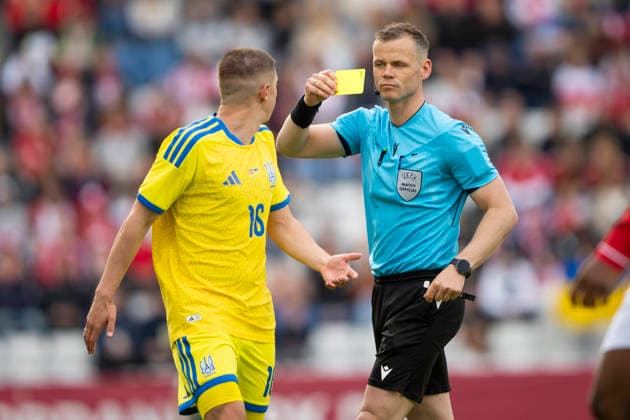 National team test match Denmark Ukraine Referee Sigurd Kringstad gives a yellow card to Ukraine s Vitaliy Mykolenko during the international football match between Denmark and Ukraine at Odense Stadium on Sunday, June 7, 2026 Photo Bo Amstrup Ritzau Scanpix , Odense Denmark Mors  Copyright: BoxAmrstrupx xRitzauxScanpix BoxAmstrupx spdk20260607-223644-L