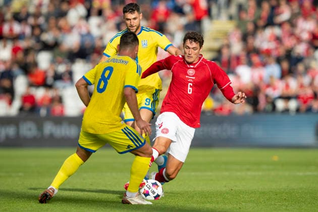 National Team Test Match Denmark Ukraine Denmark s Andreas Christensen in action with Ukraine s Ruslan Malinovskyi and Roman Yaremchuk during the international football match between Denmark and Ukraine at Odense Stadium on Sunday, June 7, 2026 Photo Bo Amstrup Ritzau Scanpix , Odense Denmark Mors  Copyright: BoxAmrstrupx xRitzauxScanpix BoxAmstrupx spdk20260607-223712-L