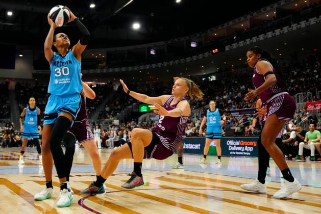 June 7, 2026, Toronto, On, CANADA: Toronto Tempo s Laura Juskaite (2) falls to the court after Chicago Sky s Azura Stevens make contact while taking a shot during second half WNBA, Basketball Damen, USA action in Toronto, Sunday, June 7, 2026. Canada News - June 7, 2026  - ZUMAc35_ 20260607_zaf_c35_025 Copyright: xFrankxGunnx