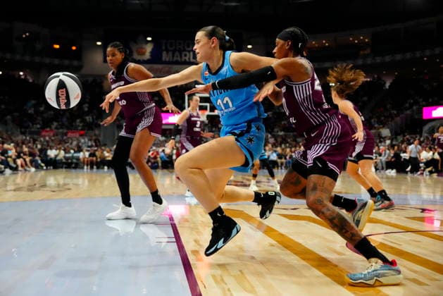 June 7, 2026, Toronto, On, CANADA: Toronto Tempo guard Brittney Sykes (20) knocks the ball way from Chicago Sky s Gabriela Jaquez (11) during second half WNBA, Basketball Damen, USA action in Toronto, Sunday, June 7, 2026. Canada News - June 7, 2026  - ZUMAc35_ 20260607_zaf_c35_026 Copyright: xFrankxGunnx
