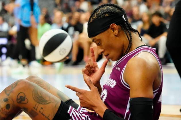 June 7, 2026, Toronto, On, CANADA: Toronto Tempo guard Brittney Sykes (20) celebrates on the floor after drawing a foul against the Chicago Sky during second half WNBA, Basketball Damen, USA action in Toronto, Sunday, June 7, 2026. Canada News - June 7, 2026  - ZUMAc35_ 20260607_zaf_c35_031 Copyright: xFrankxGunnx