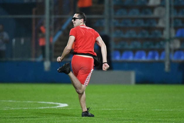 Croatia v Slovenia - International Friendly, Länderspiel, Nationalmannschaft A fan invades the pitch during the international friendly match between Croatia and Slovenia at Stadium Varteks on June 7, 2026 in Varazdin, Croatia.  VjeranxZganecxRogulja PIXSELL