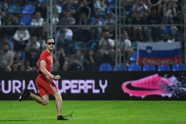 Croatia v Slovenia - International Friendly, Länderspiel, Nationalmannschaft A fan invades the pitch during the international friendly match between Croatia and Slovenia at Stadium Varteks on June 7, 2026 in Varazdin, Croatia.  VjeranxZganecxRogulja PIXSELL