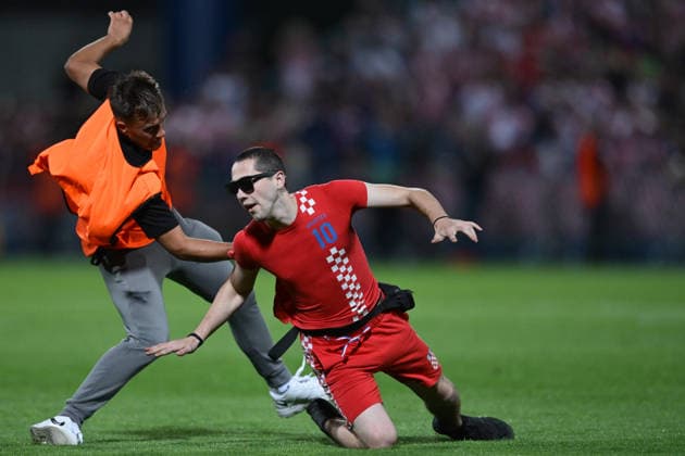 Croatia v Slovenia - International Friendly, Länderspiel, Nationalmannschaft A pitch invader is chased by security staff during the international friendly match between Croatia and Slovenia at Stadium Varteks on June 7, 2026 in Varazdin, Croatia.  IgorxSoban PIXSELL