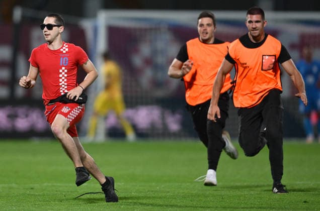 Croatia v Slovenia - International Friendly, Länderspiel, Nationalmannschaft A pitch invader is chased by security staff during the international friendly match between Croatia and Slovenia at Stadium Varteks on June 7, 2026 in Varazdin, Croatia.  IgorxSoban PIXSELL