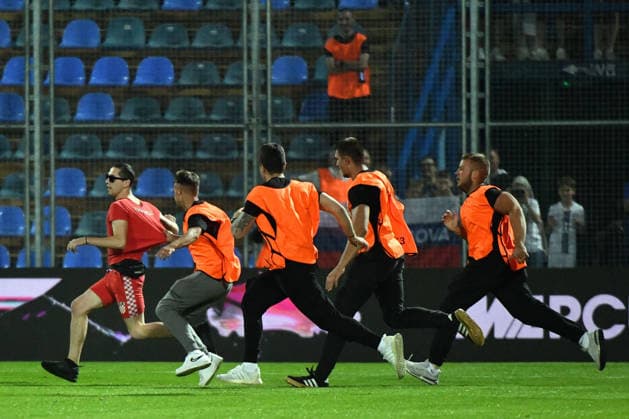 Croatia v Slovenia - International Friendly, Länderspiel, Nationalmannschaft A pitch invader is chased by security staff during the international friendly match between Croatia and Slovenia at Stadium Varteks on June 7, 2026 in Varazdin, Croatia.  VjeranxZganecxRogulja PIXSELL