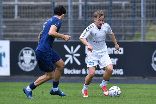 Soccer Oberliga Niederrhein 34 Matchday ETB Schwarz Weiß Essen TSV Meerbusch on 07 06 2026 at the Uhlenkrugstadion in Essen Leart Lahi Meerbusch , left David Weinbender ETB SW Essen , right xRx