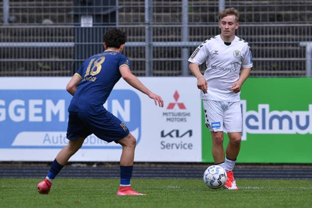 Soccer Oberliga Niederrhein 34 Matchday ETB Schwarz Weiß Essen TSV Meerbusch on 07 06 2026 at the Uhlenkrugstadion in Essen Francisco San Jose Justo Meerbusch , left David Weinbender ETB SW Essen , right xRx