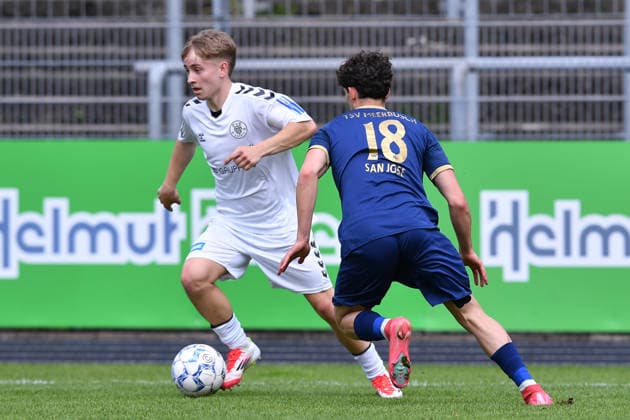 Soccer Oberliga Niederrhein 34 Matchday ETB Schwarz Weiß Essen TSV Meerbusch on 07 06 2026 at the Uhlenkrugstadion in Essen David Weinbender ETB SW Essen , back Francisco San Jose Justo Meerbusch , front xRx