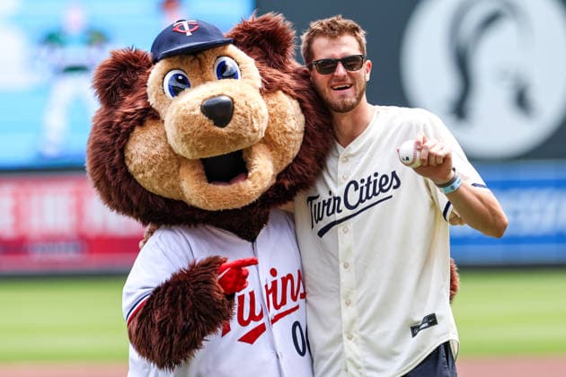 June 7, 2026, Minneapolis, Minnesota, USA: PARKER FOX throws out a first pitch before a MLB, Baseball Herren, USA Baseball game between the Kansas City Royals and the Minnesota Twins at Target Field in Minneapolis, Minnesota on June 7th, 2026. The Royals defeated the Twins 6-5. ZUMA Press Wire. Minneapolis USA - ZUMAg254 20260607_zsp_g254_009 Copyright: xStevenxGarciax