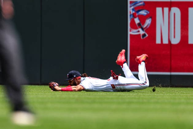 June 7, 2026, Minneapolis, Minnesota, USA: Minnesota Twins right fielder AUSTIN MARTIN (16) makes a diving catch in the second inning during a MLB, Baseball Herren, USA Baseball game between the Kansas City Royals and the Minnesota Twins at Target Field in Minneapolis, Minnesota on June 7th, 2026. The Royals defeated the Twins 6-5. ZUMA Press Wire. MLB 2026: Royals 6:5 Twins  - ZUMAg254 20260607_zsp_g254_004 Copyright: xStevenxGarciax
