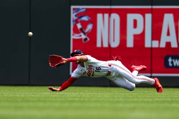 June 7, 2026, Minneapolis, Minnesota, USA: Minnesota Twins right fielder AUSTIN MARTIN (16) makes a diving catch in the second inning during a MLB, Baseball Herren, USA Baseball game between the Kansas City Royals and the Minnesota Twins at Target Field in Minneapolis, Minnesota on June 7th, 2026. The Royals defeated the Twins 6-5. ZUMA Press Wire. MLB 2026: Royals 6:5 Twins  - ZUMAg254 20260607_zsp_g254_067 Copyright: xStevenxGarciax
