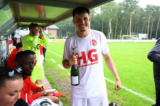8 Jasper Hölscher Eimsbütteler TV with the sketch bottle shortly before the final whistle Football I Men I Promotion round to Regionalliga Nord I Season 2025 2026 I 3 Match I Eimsbütteler TV Blumenthaler SV I 07 06 2026 I A pitch Heeslingen