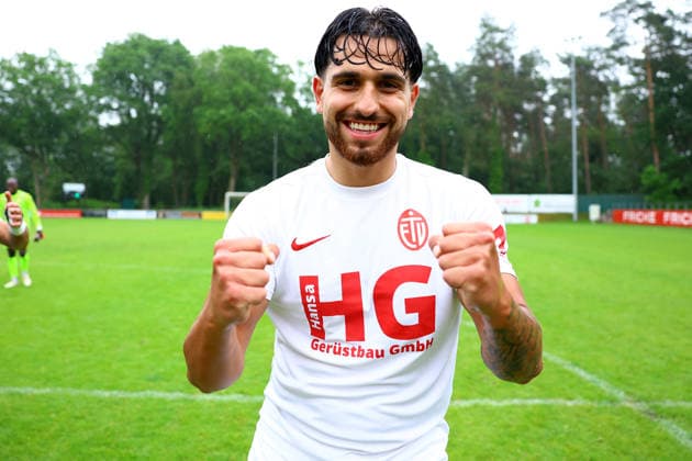 9 Dilan Karim Eimsbütteler TV celebrates promotion to Regionalliga Nord Football I Men I Promotion round to Regionalliga Nord I 2025 2026 season I 3 match I Eimsbütteler TV Blumenthaler SV I 07 06 2026 I A pitch Heeslingen
