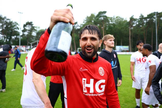 6 Bamo Karim Eimsbütteler TV celebrates promotion to Regionalliga Nord Football I Men I Promotion round to Regionalliga Nord I Season 2025 2026 I 3 Match I Eimsbütteler TV Blumenthaler SV I 07 06 2026 I A pitch Heeslingen