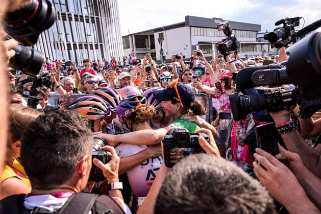 37th Giro d Italia Women 2026 - Stage 9 UAE Team ADQ celebrates Elisa Longo Borghini s victory in the awards area after stage 9 of the 2026 Giro d Italia Femminile in Saluzzo, Italy, on June 7, 2026. Saluzzo Italy  Copyright: xAndreaxxAmatox originalFilename:amato-notitle260607_npqY8.jpg