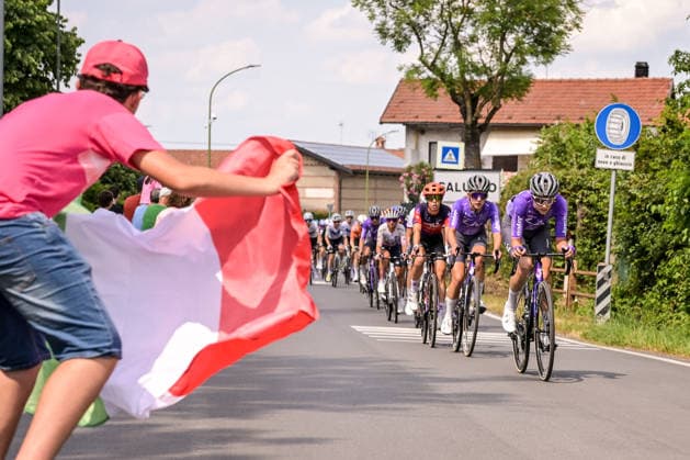 37th Giro d Italia Women 2026 - Stage 9 The peloton passes through San Lazzaro in Saluzzo, Italy, as a child waves the Italian flag during the 9th stage of the 2026 Giro d Italia Femminile, from Saluzzo to Saluzzo, on June 7, 2026. Saluzzo Italy  Copyright: xAndreaxxAmatox originalFilename:amato-notitle260607_npjwM.jpg