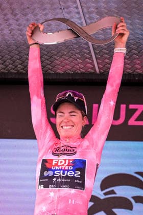 37th Giro d Italia Women 2026 - Stage 9 Demi Vollering of the FDJ United-Suez team stands on the podium with the Maglia Rosa after stage 9 of the 2026 Giro d Italia Femminile in Saluzzo, Italy, on June 7, 2026. Saluzzo Italy  Copyright: xAndreaxxAmatox originalFilename:amato-notitle260607_npG33.jpg
