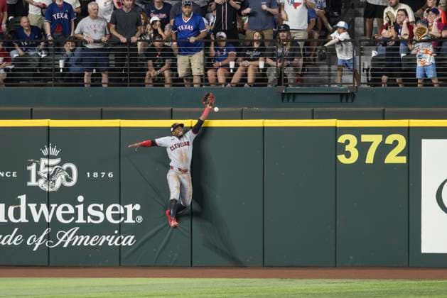 June 7, 2026, Arlington, Texas, USA: Cleveland Guardians left fielder ANGEL MARTINEZ (1) misses catching a homerun ball during a MLB, Baseball Herren, USA game between the Cleveland Guardians and Texas Rangers at Globe Life Field. Texas wins 10-0. Arlington USA - ZUMAf180 20260607_zsp_f180_010 Copyright: xMarkxFannx
