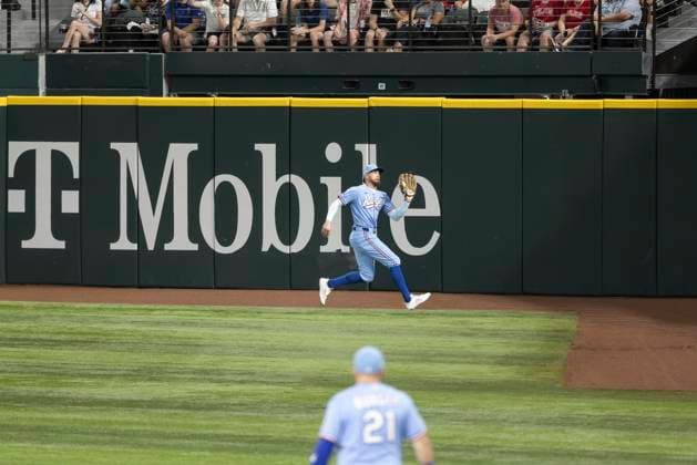 June 7, 2026, Arlington, Texas, USA: Texas Rangers right fielder BRANDON NIMMO (24) runs deep to catch a hard hit flyball during a MLB, Baseball Herren, USA game between the Cleveland Guardians and Texas Rangers at Globe Life Field. Texas wins 10-0. Arlington USA - ZUMAf180 20260607_zsp_f180_020 Copyright: xMarkxFannx