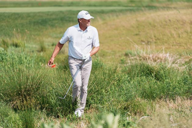 PGA, Golf Herren Tour Champions: American Family Insurance Championship - Final Round MADISON, WI - JUNE 7: Steve Stricker walks through the tall grass while holding a golf club and an orange marker near hole ten during the PGA Tour Champions: American Family Insurance Championship - Final Round at TPC Wisconsin on June 7, 2026 in Madison, Wisconsin. Madison TPC Wisconsin WI United States Copyright: xRossxHarried ISIxPhotosx 9314