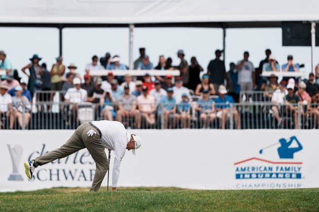 PGA, Golf Herren Tour Champions: American Family Insurance Championship - Final Round MADISON, WI - JUNE 7: Ernie Els retrieves his ball from the cup on hole 16 during the PGA Tour Champions: American Family Insurance Championship - Final Round at TPC Wisconsin on June 7, 2026 in Madison, Wisconsin. Madison TPC Wisconsin WI United States Copyright: xRossxHarried ISIxPhotosx 9314