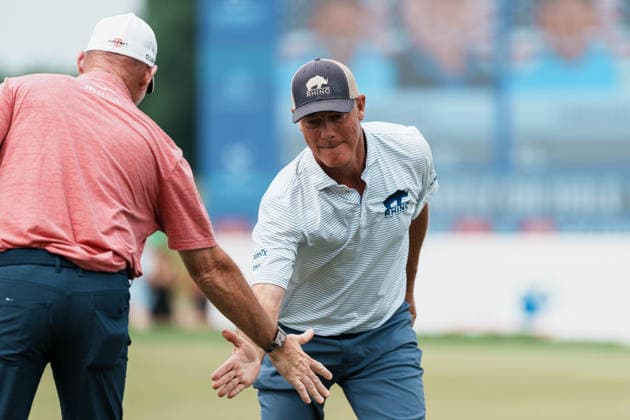 PGA, Golf Herren Tour Champions: American Family Insurance Championship - Final Round MADISON, WI - JUNE 7: Tag Ridings high-fives Tommy Gainey on hole 18 during the PGA Tour Champions: American Family Insurance Championship - Final Round at TPC Wisconsin on June 7, 2026 in Madison, Wisconsin. Madison TPC Wisconsin Wisconsin United States Copyright: xRossxHarried ISIxPhotosx 9314