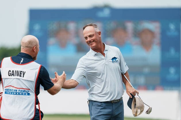 PGA, Golf Herren Tour Champions: American Family Insurance Championship - Final Round MADISON, WI - JUNE 7: Tag Ridings shakes hands with Tommy Gainey s caddie on hole 18 during the PGA Tour Champions: American Family Insurance Championship - Final Round at TPC Wisconsin on June 7, 2026 in Madison, Wisconsin. Madison TPC Wisconsin Wisconsin United States Copyright: xRossxHarried ISIxPhotosx 9314
