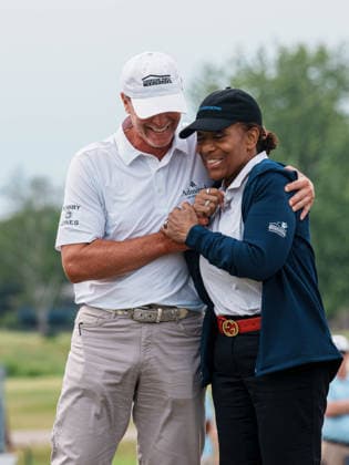 PGA, Golf Herren Tour Champions: American Family Insurance Championship - Final Round MADISON, WI - JUNE 7: Steve Stricker embraces a woman on the course during the PGA Tour Champions: American Family Insurance Championship - Final Round at TPC Wisconsin on June 7, 2026 in Madison, Wisconsin. Madison TPC Wisconsin WI United States Copyright: xRossxHarried ISIxPhotosx 9314