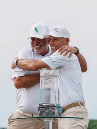 PGA, Golf Herren Tour Champions: American Family Insurance Championship - Final Round MADISON, WI - JUNE 7: Darren Clarke and Ben Crane embrace behind the championship trophy during the PGA Tour Champions: American Family Insurance Championship - Final Round at TPC Wisconsin on June 7, 2026 in Madison, Wisconsin. Madison TPC Wisconsin WI United States Copyright: xRossxHarried ISIxPhotosx 9314