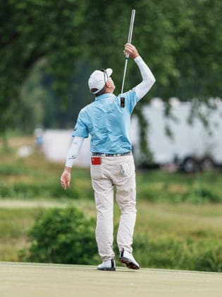 PGA, Golf Herren Tour Champions: American Family Insurance Championship - Final Round MADISON, WI - JUNE 7: Jason Caron holds his putter aloft after maissing a putt on hole one during the PGA Tour Champions: American Family Insurance Championship - Final Round at TPC Wisconsin on June 7, 2026 in Madison, Wisconsin. Madison TPC Wisconsin Wisconsin United States Copyright: xRossxHarried ISIxPhotosx 9314