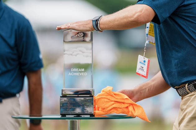 PGA, Golf Herren Tour Champions: American Family Insurance Championship - Final Round MADISON, WI - JUNE 7: A tournament official polishes the Dream Achieve Trophy with an orange cloth during the PGA Tour Champions: American Family Insurance Championship - Final Round at TPC Wisconsin on June 7, 2026 in Madison, Wisconsin. Madison TPC Wisconsin Wisconsin United States Copyright: xRossxHarried ISIxPhotosx 9314