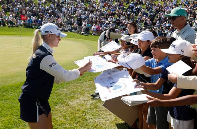 Charley Hull of England signs autographs after finishing on the 18th hole during the final round of the 81st Women s U.S. Open golf championship at the Riviera Country Club in Pacific Palisades, California, on Sunday, June 7, 2026.  GLP20260607813 CAROLINExBREHMAN