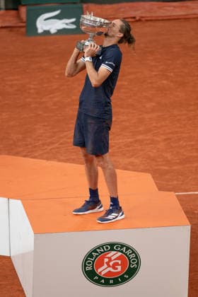 2026 French Open - Alexander Zverev vs Flavio Cobolli LZ Alexander Zverev of Germany lifts the Coupe des Mousquetaires winners trophy after victory over Flavio Cobolli of Italy in the Men’s Singles final match on Day Fifteen of the 2026 French Open at Roland Garros on June 07, 2026 in Paris, France. Photo by Laurent Zabulon ABACAPRESS.COM  Copyright: xZabulonxLaurent ABACAx