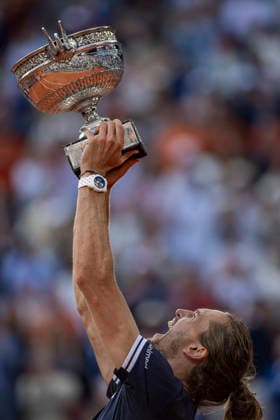 2026 French Open - Day Fifteen Alexander Zverev holds the trophy after the match at the Roland Garros Grand Slam Tournament Men s Final on June 7, 2026, in Paris, France. Paris France  Copyright: xRobertxSzaniszlox originalFilename:szaniszlo-notitle260607_np5LZ.jpg