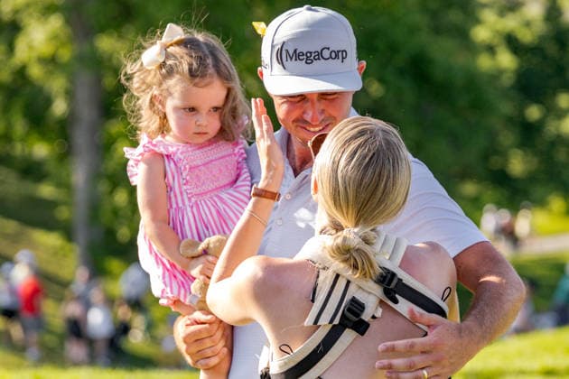 June 7, 2026, Dublin, Ohio, U.S: JT Poston gets a hug from his wife Kelly as he holds his daughter Katherine after winning in a two hole playoff at The Memorial Tournament at Muirfield Village Golf Club, Dublin, Ohio. PGA, Golf Herren Tour 2026 - The Memorial Tournament - Final Round  - ZUMAs304 20260607_zaf_s304_001 Copyright: xScottxStuartx