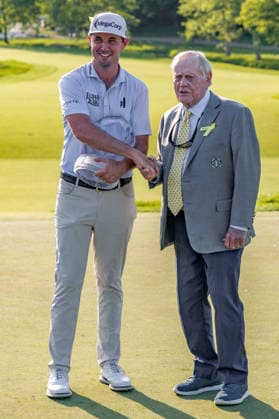 June 7, 2026, Dublin, Ohio, U.S: JT Poston holds the trophy and shakes hands with Jack Nicklaus after winning The Memorial Tournament at Muirfield Village Golf Club, Dublin, Ohio. PGA, Golf Herren Tour 2026 - The Memorial Tournament - Final Round  - ZUMAs304 20260607_zaf_s304_004 Copyright: xScottxStuartx