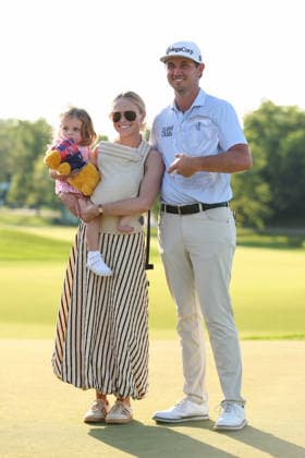 DUBLIN, OH - JUNE 07: J.T. Poston poses with his wife Kelly Cox Poston and daughter Katherine, after the final round of the Memorial Tournament presented by Workday at Muirfield Village Golf Club on June 7, 2026 in Dublin, OH. (Photo by Ian Johnson Icon Sportswire) GOLF: JUN 07 PGA, Golf Herren the Memorial Tournament presented by Workday EDITORIAL USE ONLY Icon260607060