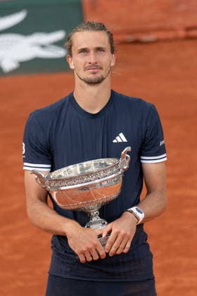 2026 French Open - Alexander Zverev vs Flavio Cobolli LZ Alexander Zverev of Germany lifts the Coupe des Mousquetaires winners trophy after victory over Flavio Cobolli of Italy in the Men’s Singles final match on Day Fifteen of the 2026 French Open at Roland Garros on June 07, 2026 in Paris, France. Photo by Laurent Zabulon ABACAPRESS.COM  Copyright: xZabulonxLaurent ABACAx