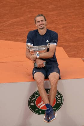 2026 French Open - Alexander Zverev vs Flavio Cobolli LZ Alexander Zverev of Germany lifts the Coupe des Mousquetaires winners trophy after victory over Flavio Cobolli of Italy in the Men’s Singles final match on Day Fifteen of the 2026 French Open at Roland Garros on June 07, 2026 in Paris, France. Photo by Laurent Zabulon ABACAPRESS.COM  Copyright: xZabulonxLaurent ABACAx