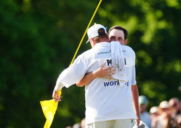 DUBLIN, OH - JUNE 07: PGA, Golf Herren player J.T. Poston is congratulated by his caddie Aaron Flener after making the winning putt on the 18th hole during a playoff on June 7, 2026 during the final round of the Memorial Tournament presented by Workday at Muirfield Village Golf Club in Dublin, Ohio. (Photo by Brian Spurlock Icon Sportswire) GOLF: JUN 07 PGA the Memorial Tournament presented by Workday EDITORIAL USE ONLY Icon26060766