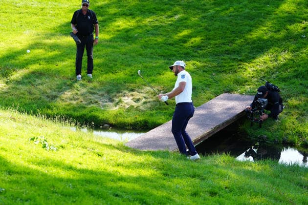 DUBLIN, OH - JUNE 07: PGA, Golf Herren player Sam Burns plays a chip shot as his ball is on a bridge on the 17th hole on June 7, 2026 during the final round of the Memorial Tournament presented by Workday at Muirfield Village Golf Club in Dublin, Ohio. (Photo by Brian Spurlock Icon Sportswire) GOLF: JUN 07 PGA the Memorial Tournament presented by Workday EDITORIAL USE ONLY Icon26060775