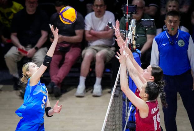 Team Japan Yoshino Sato returns a shot against Team Canada during their womens Volleyball Nations League (VNL) match on June 7, 2026 in Quebec City, Canada. Noxthirdxpartyxsales  aflo_333659347 MathieuxBelangerx