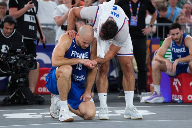 June 7, 2026, Warsaw, Masovian Voivodeship, Poland: Serbia s NEMANJA BARAC (6) comforts France s ALEX VIALARET (15) as he suffers defeat at the end of the FIBA 3x3 Basketball World Cup men s 3rd place game between Serbia and France in Warsaw, Poland. Serbia defeated France to win 3rd place in the tournament. Basketball 2026: FIBA 3x3 World Cup Men s 3rd Place: Serbia 20:19 France  - ZUMAk204 20260607_zip_k204_122 Copyright: xRomanxKozielx