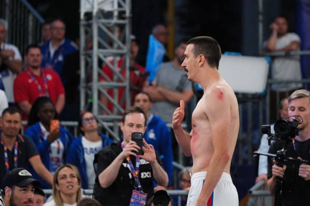 June 7, 2026, Warsaw, Masovian Voivodeship, Poland: Serbia s STRAHINJA STOJACIC (3) shows fans his bruises at the end of the FIBA 3x3 Basketball World Cup men s 3rd place game between Serbia and France in Warsaw, Poland. Serbia defeated France to win 3rd place in the tournament. Warsaw Poland - ZUMAk204 20260607_zip_k204_117 Copyright: xRomanxKozielx